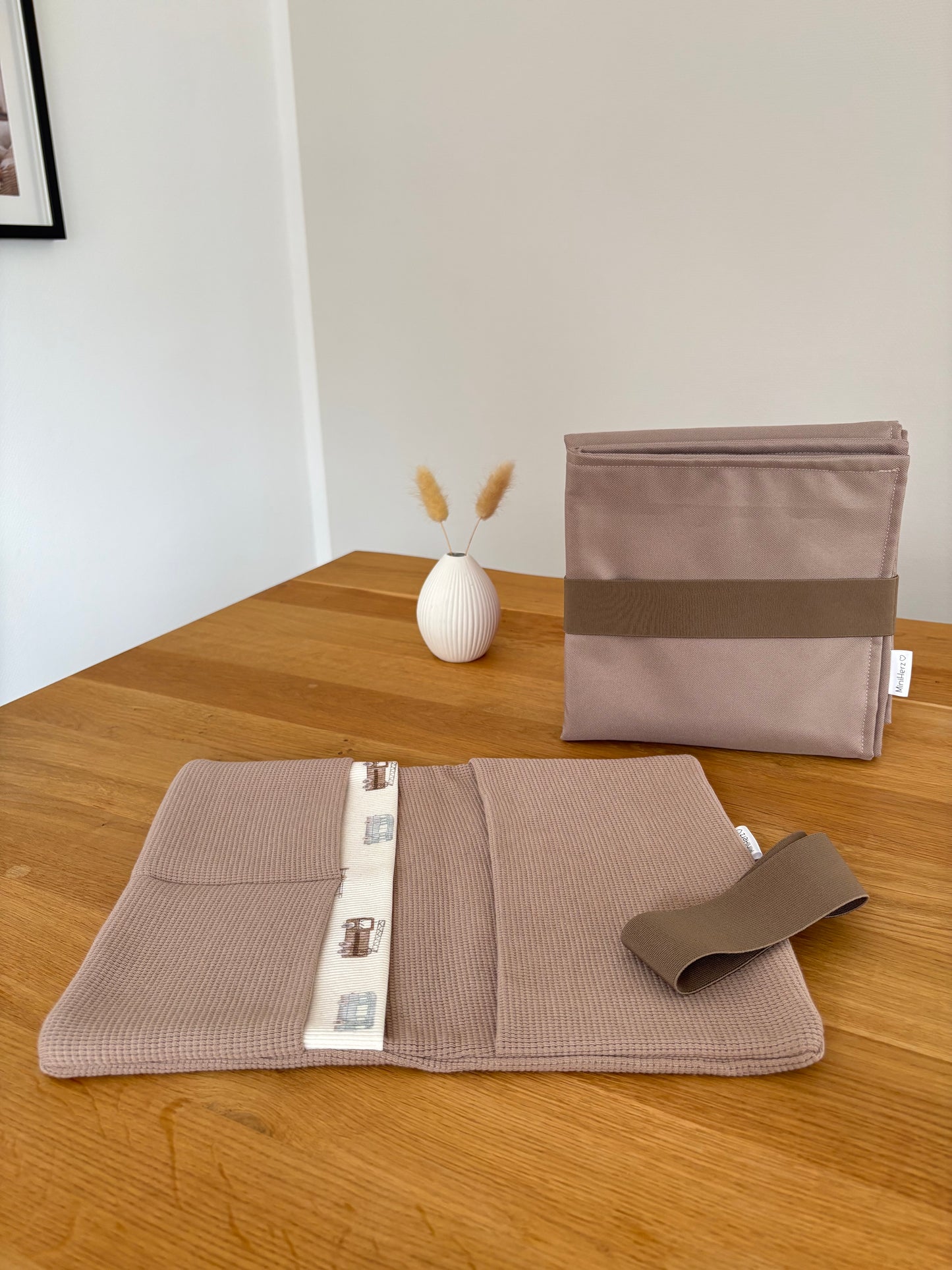 Mit Liebe gepackt - Set Windeltasche & Wickelunterlage | Taupe | Baufahrzeuge | Hellbraun