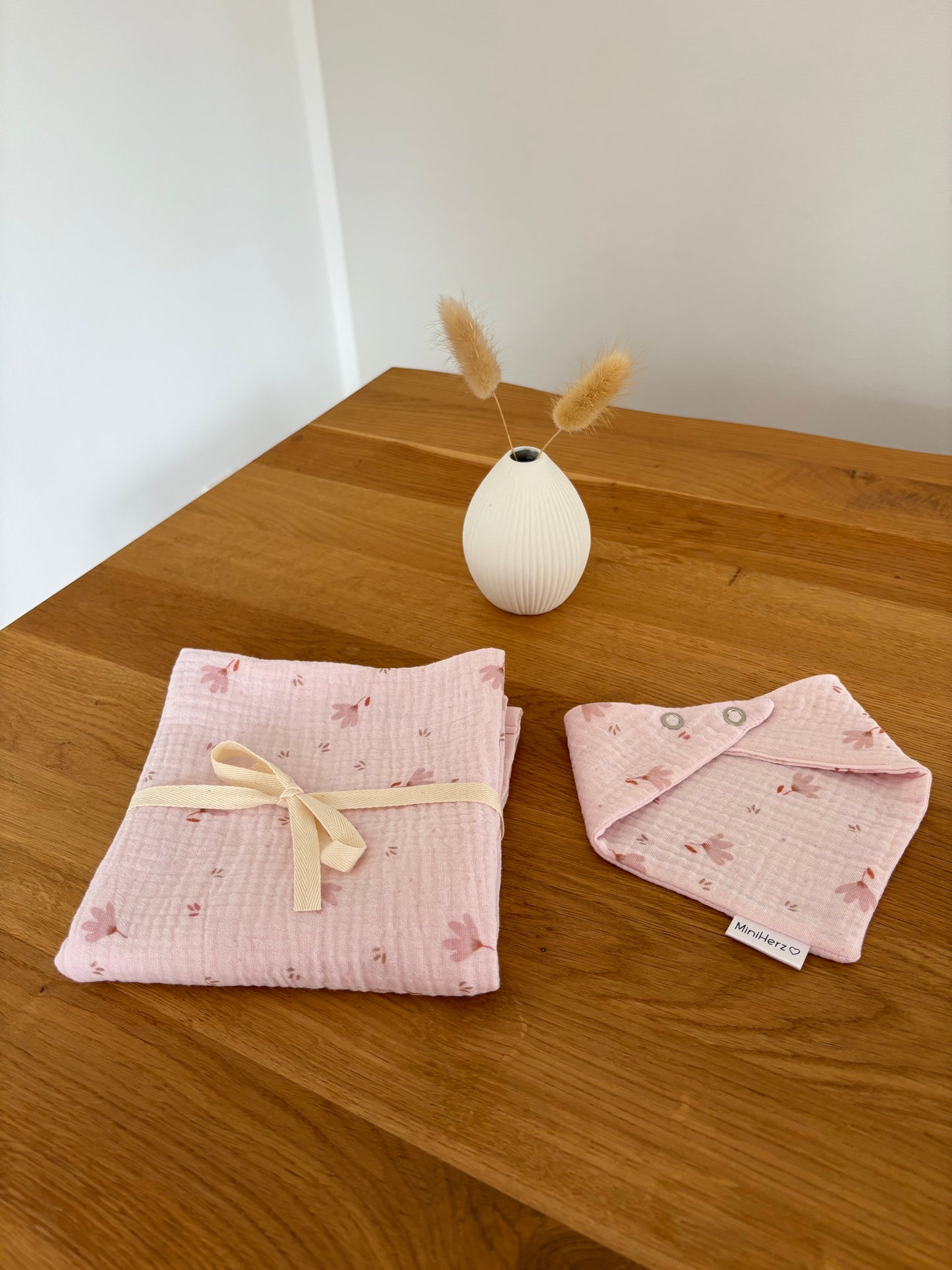 Mit Liebe gepackt - Set Spucktuch & Lätzchen | Blumen Rosa | ab Geburt