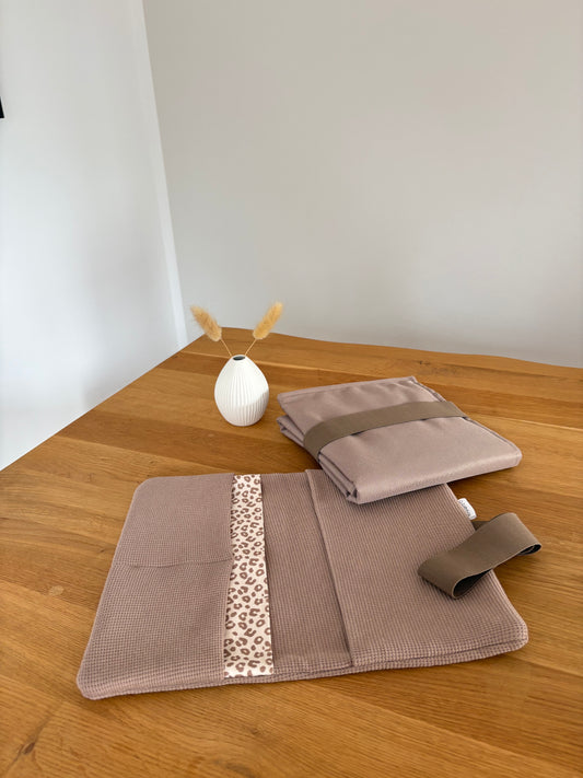 Mit Liebe gepackt -  Set Windeltasche & Wickelunterlage Taupe | Leo | Hellbraun