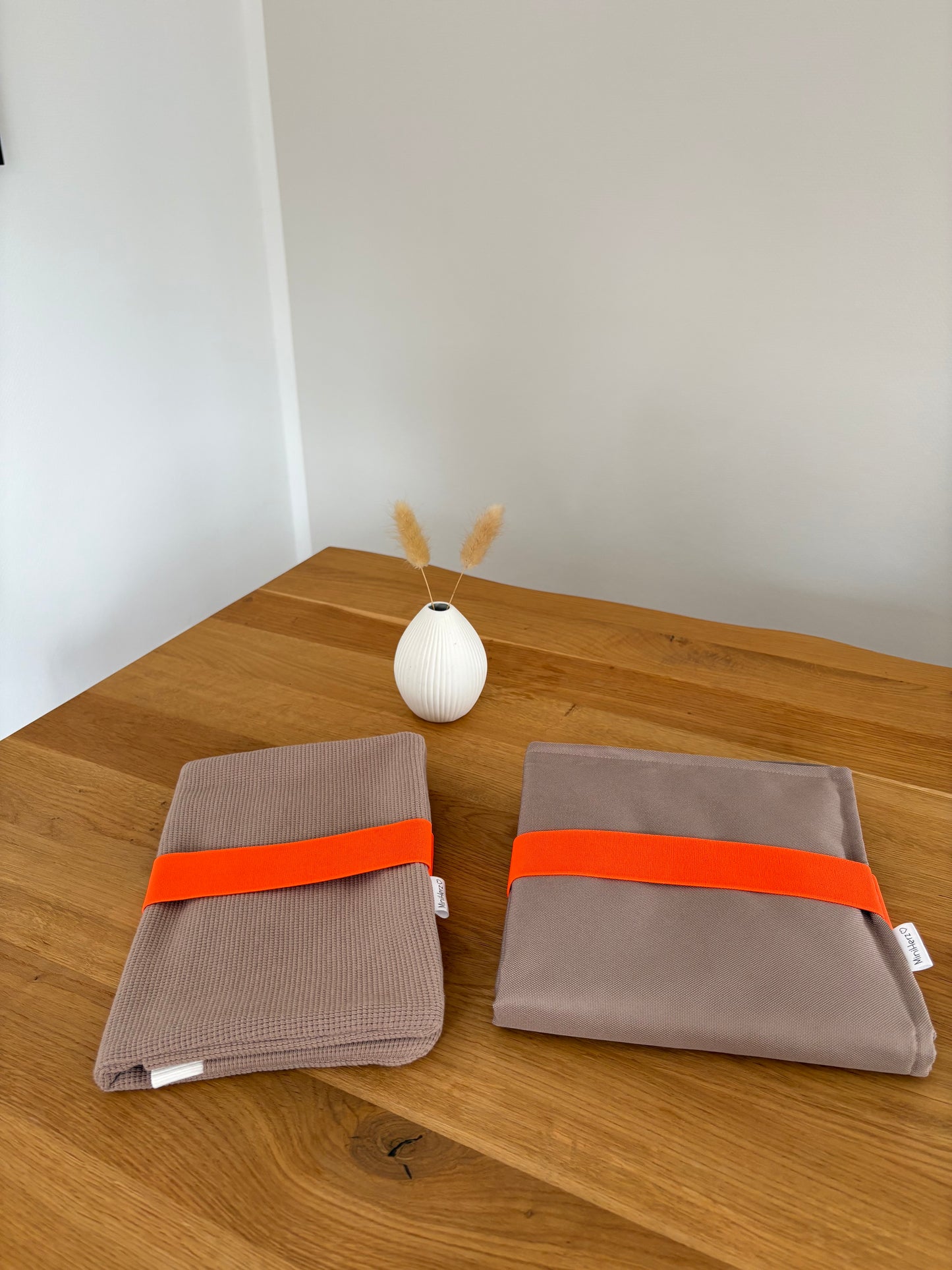 Mit Liebe gepackt - Set Windeltasche & Wickelunterlage | Taupe | Herzen | Neonorange