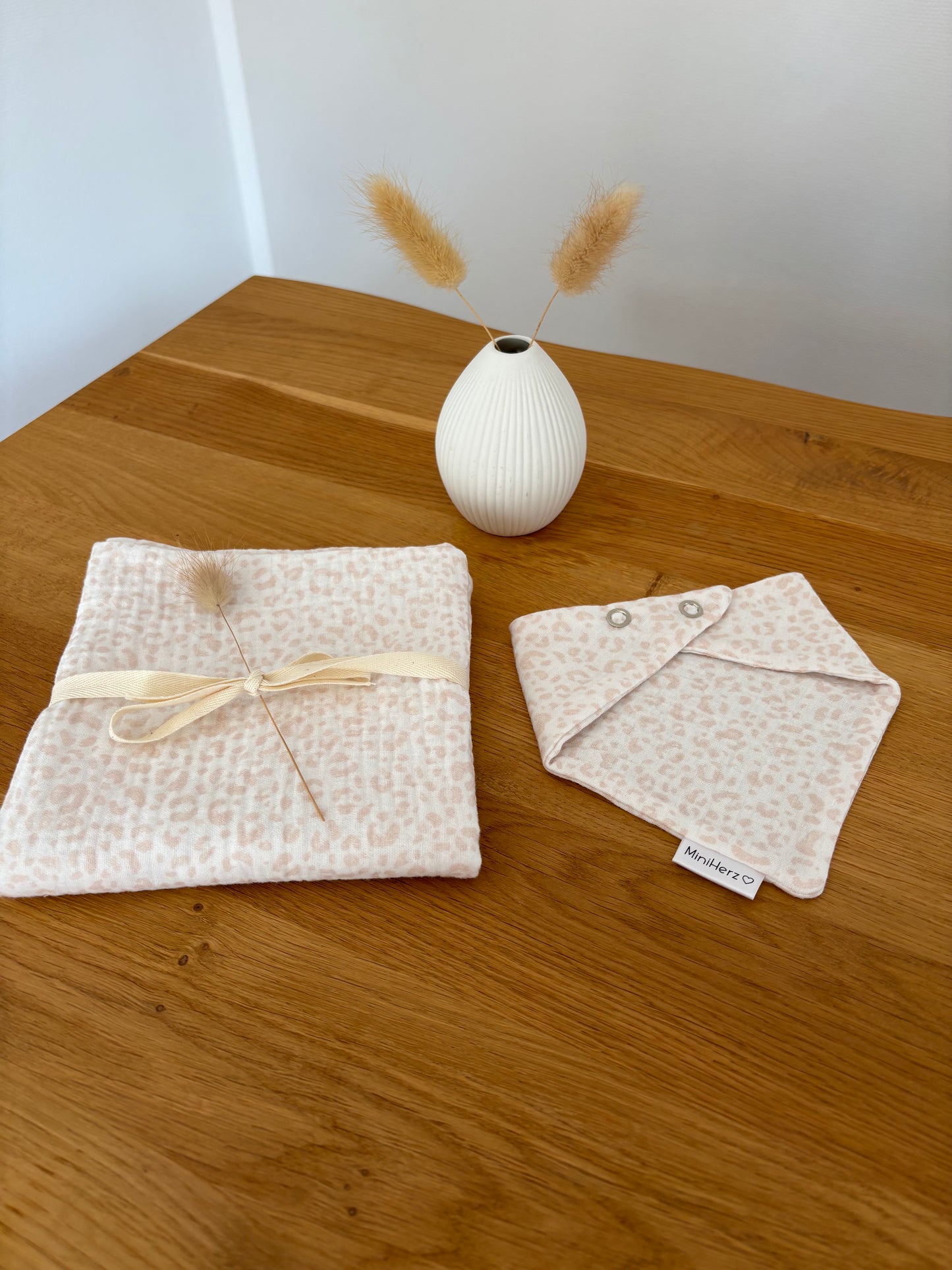 Mit Liebe gepackt - Set Spucktuch & Lätzchen | Leo Beige | ab Geburt
