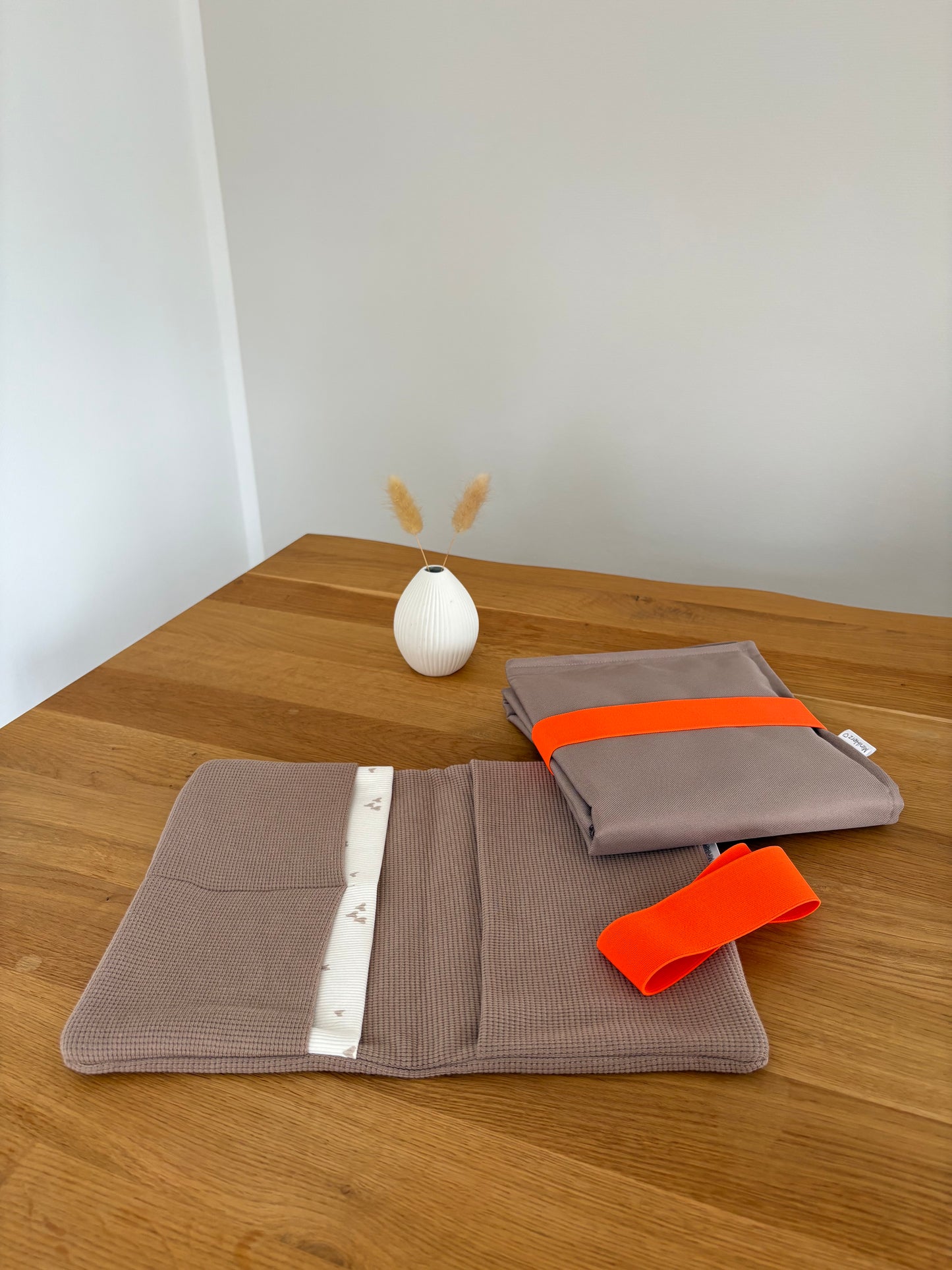 Mit Liebe gepackt - Set Windeltasche & Wickelunterlage | Taupe | Herzen | Neonorange