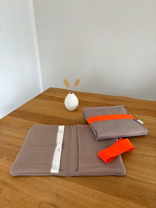 Mit Liebe gepackt - Set Windeltasche & Wickelunterlage | Taupe | Herzen | Neonorange