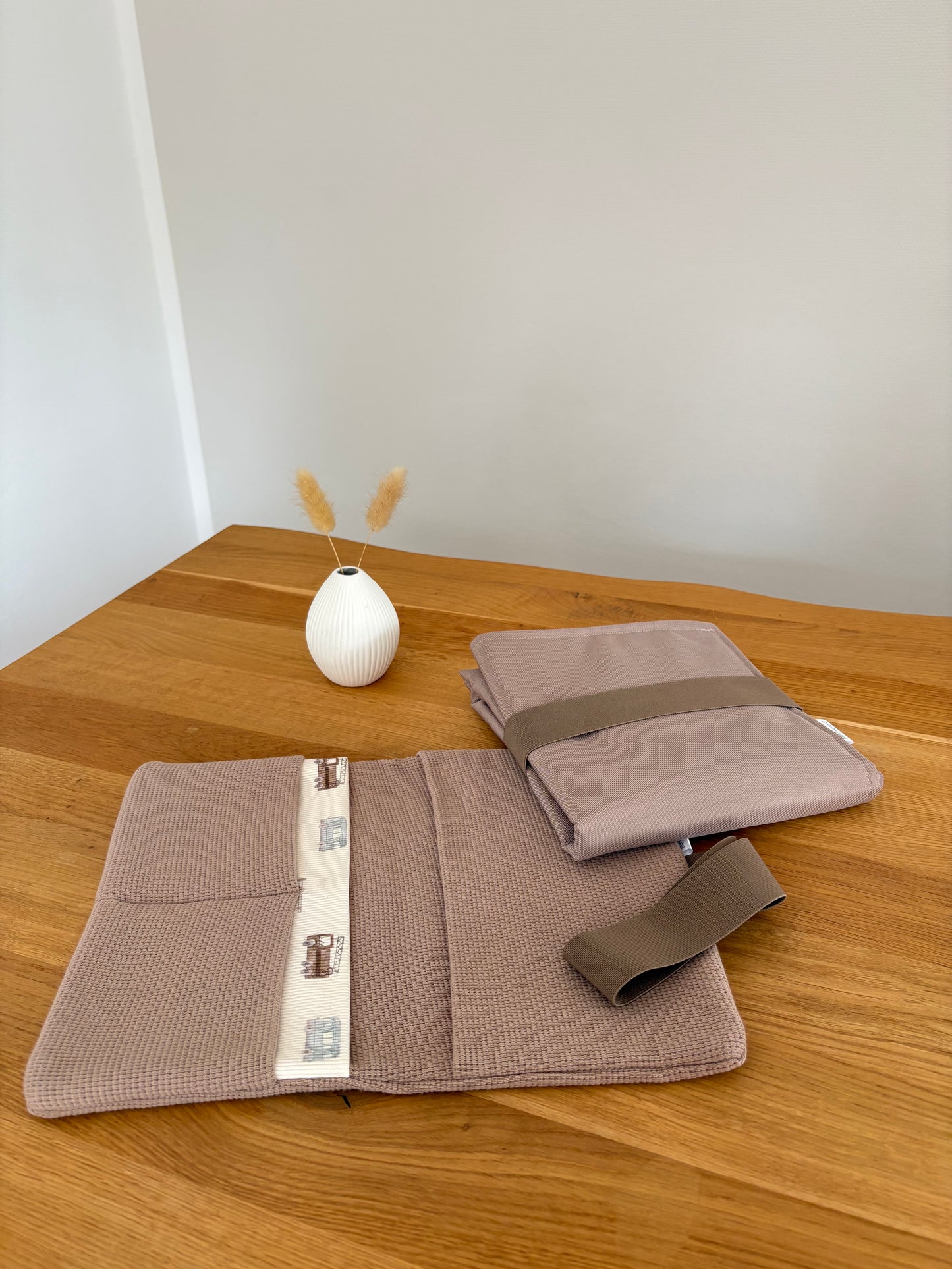 Mit Liebe gepackt - Set Windeltasche & Wickelunterlage | Taupe | Baufahrzeuge | Hellbraun