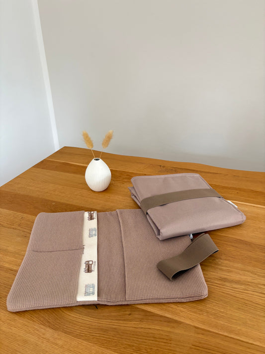 Mit Liebe gepackt - Set Windeltasche & Wickelunterlage | Taupe | Baufahrzeuge | Hellbraun