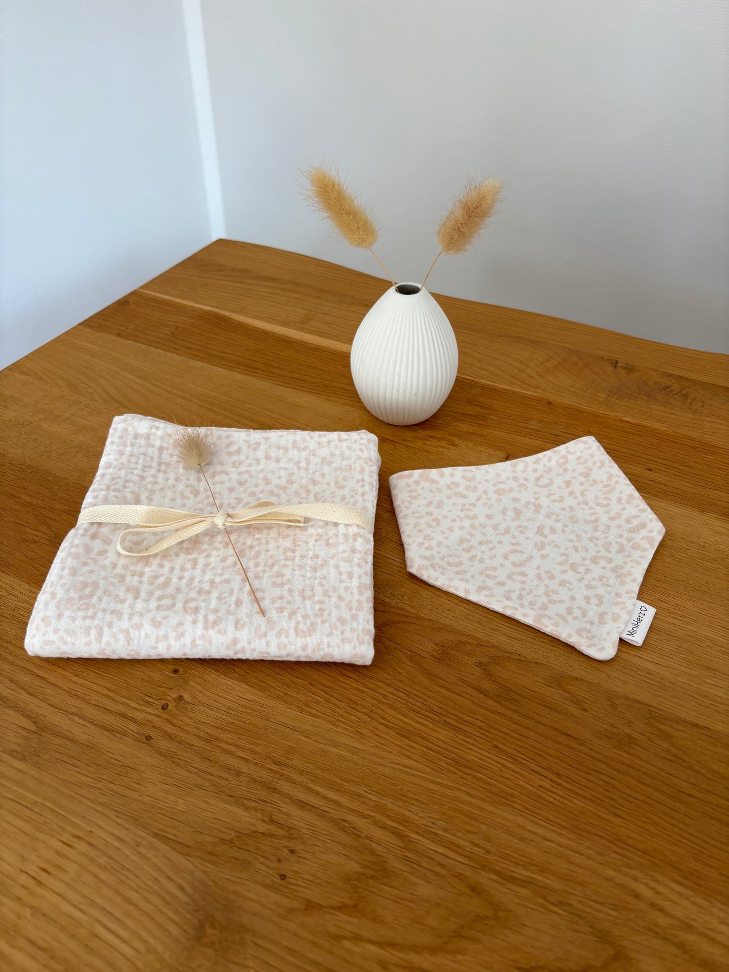 Mit Liebe gepackt - Set Spucktuch & Lätzchen | Leo Beige | ab Geburt