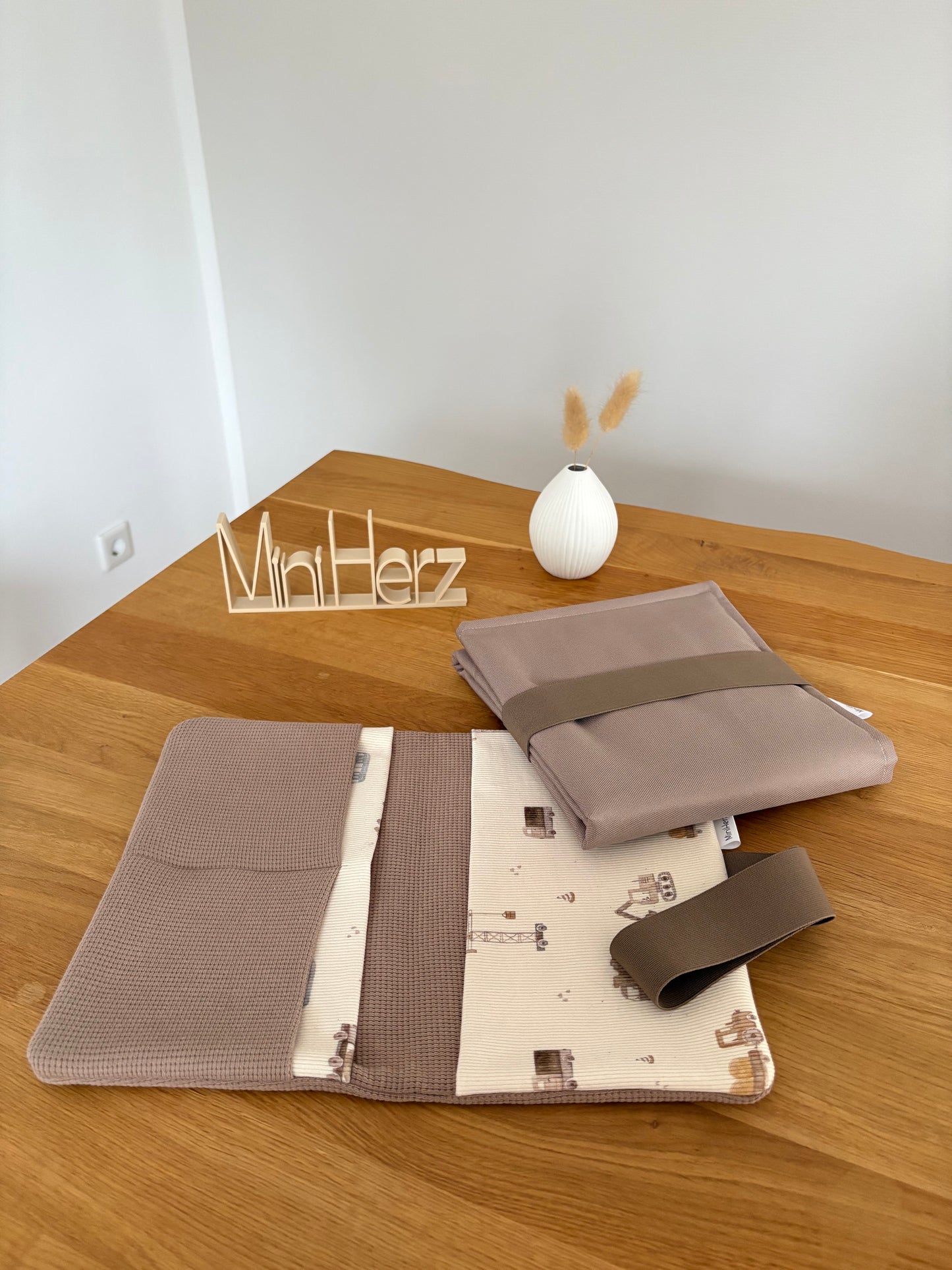 Mit Liebe gepackt -  Set Windeltasche & Wickelunterlage Taupe | Baufahrzeuge | Hellbraun
