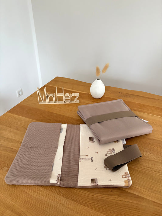 Mit Liebe gepackt -  Set Windeltasche & Wickelunterlage Taupe | Baufahrzeuge | Hellbraun