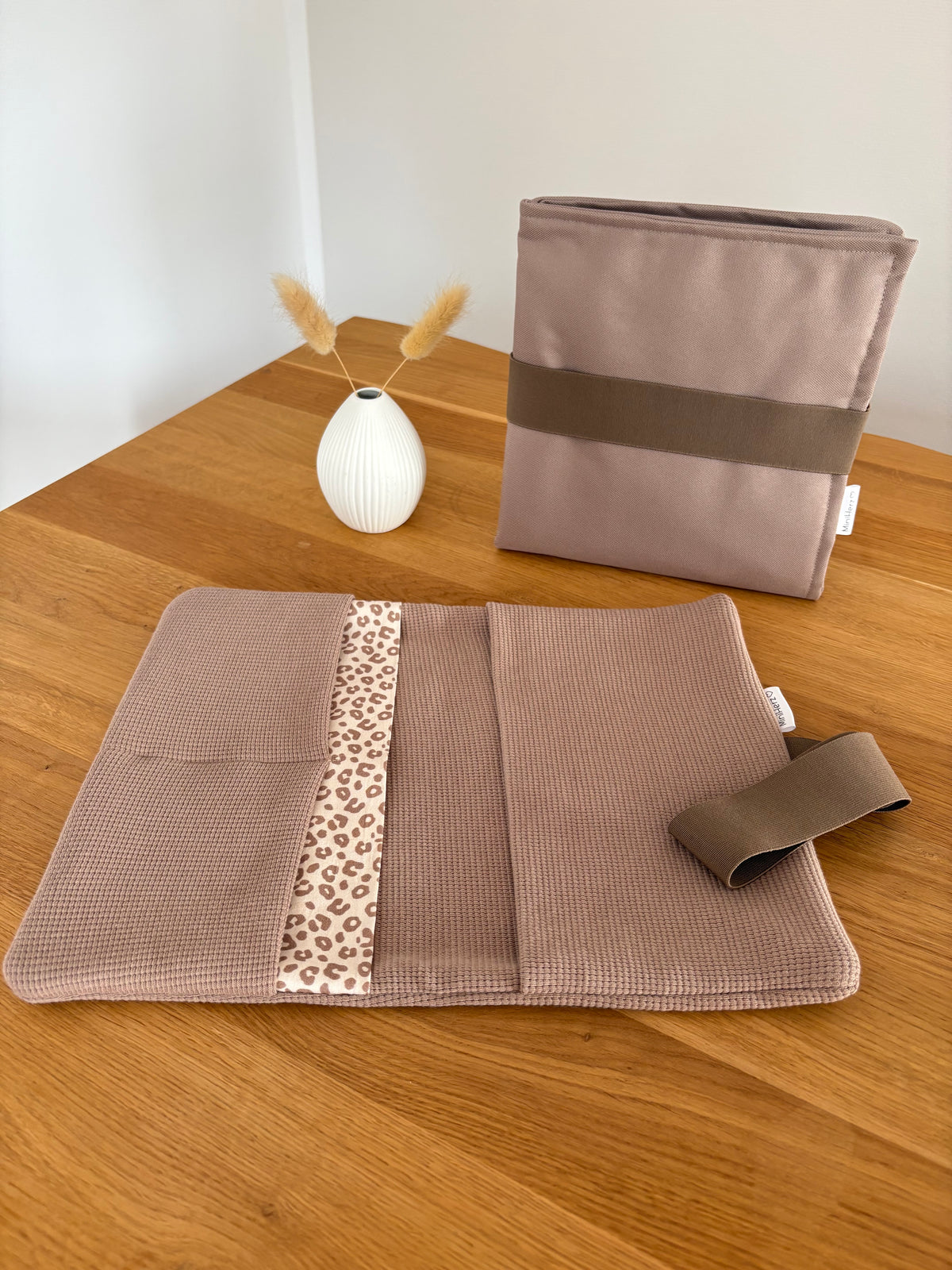 Mit Liebe gepackt -  Set Windeltasche & Wickelunterlage Taupe | Leo | Hellbraun