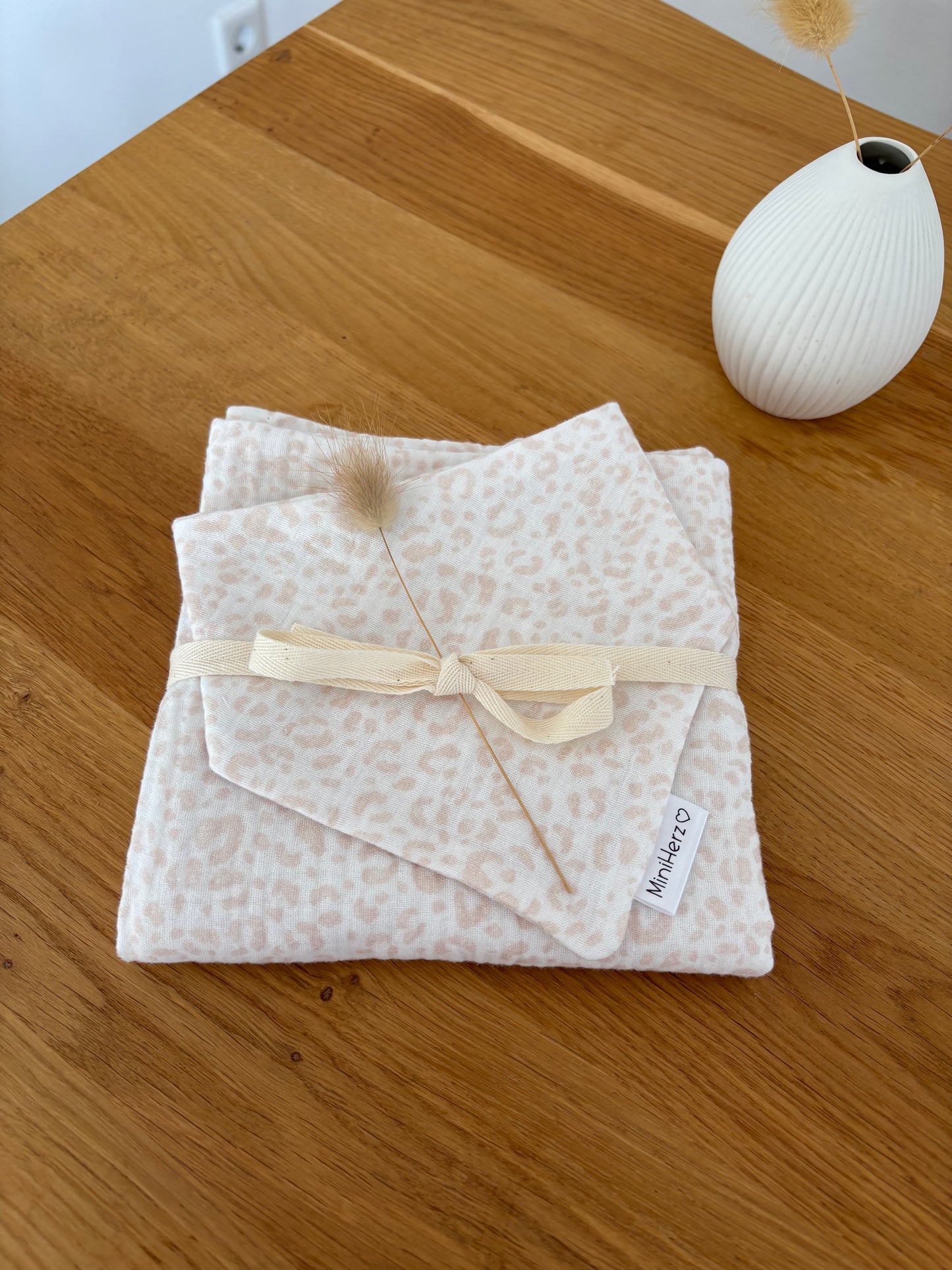 Mit Liebe gepackt - Set Spucktuch & Lätzchen | Leo Beige | ab Geburt