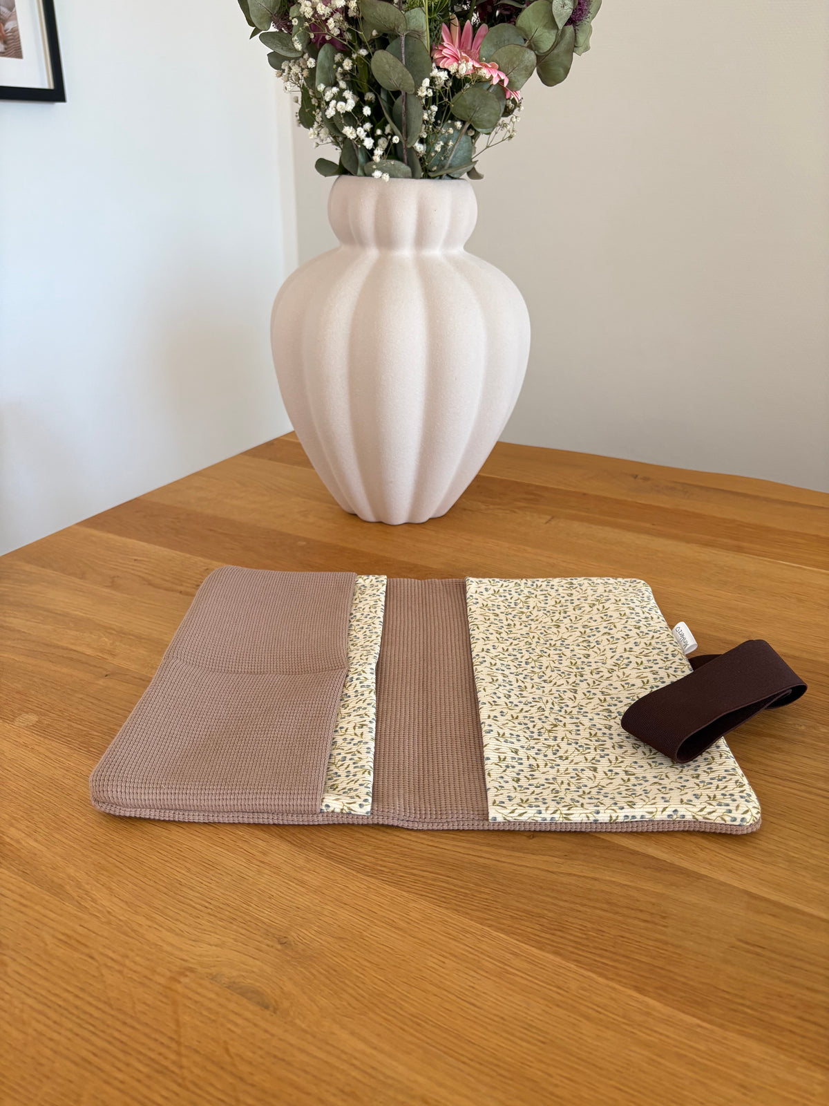 Windeltasche Taupe | Blumenwiese | Dunkelbraun