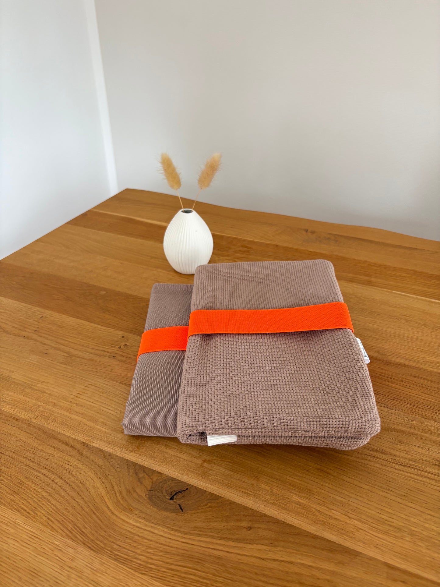 Mit Liebe gepackt - Set Windeltasche & Wickelunterlage | Taupe | Herzen | Neonorange