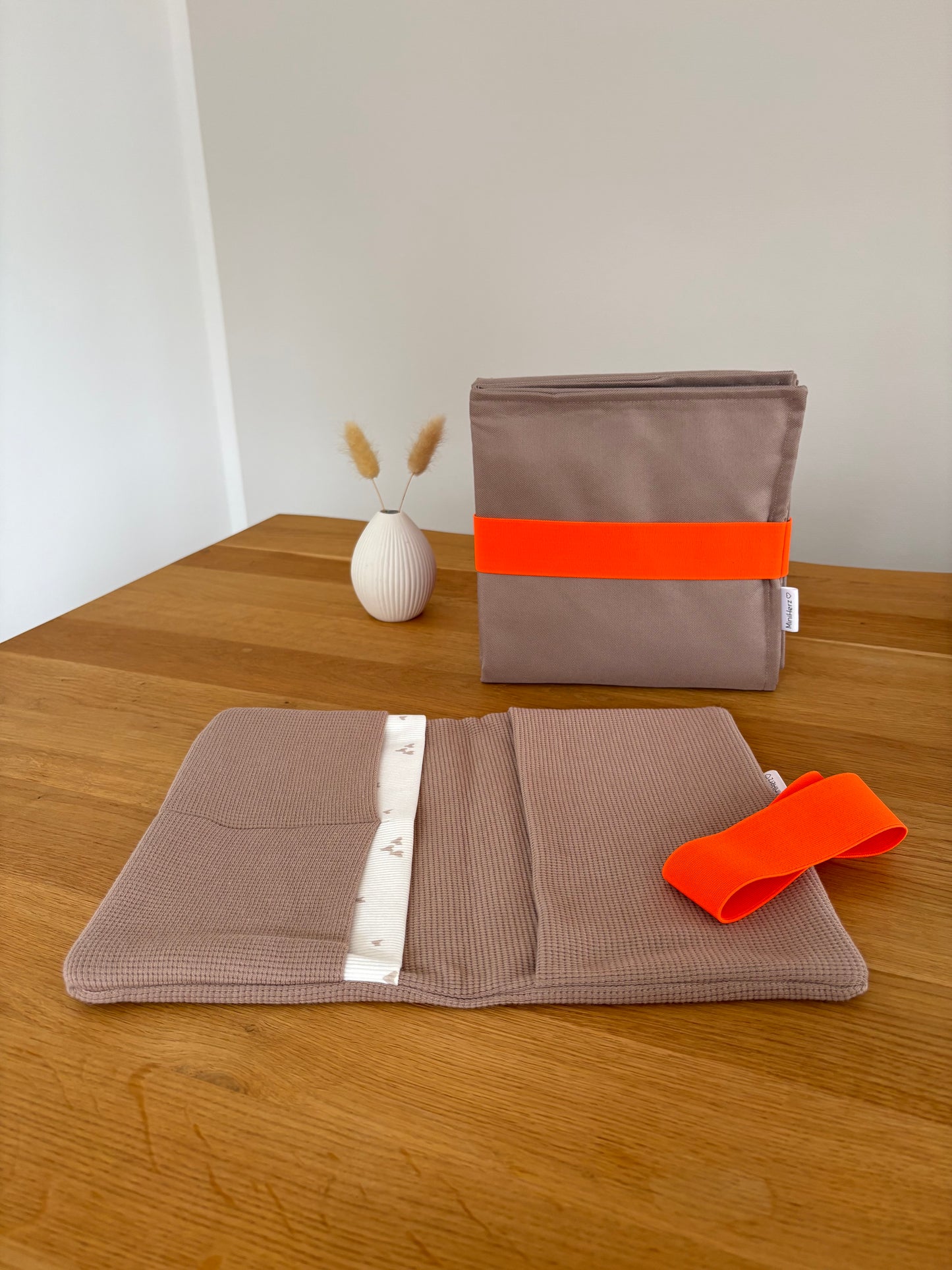 Mit Liebe gepackt - Set Windeltasche & Wickelunterlage | Taupe | Herzen | Neonorange