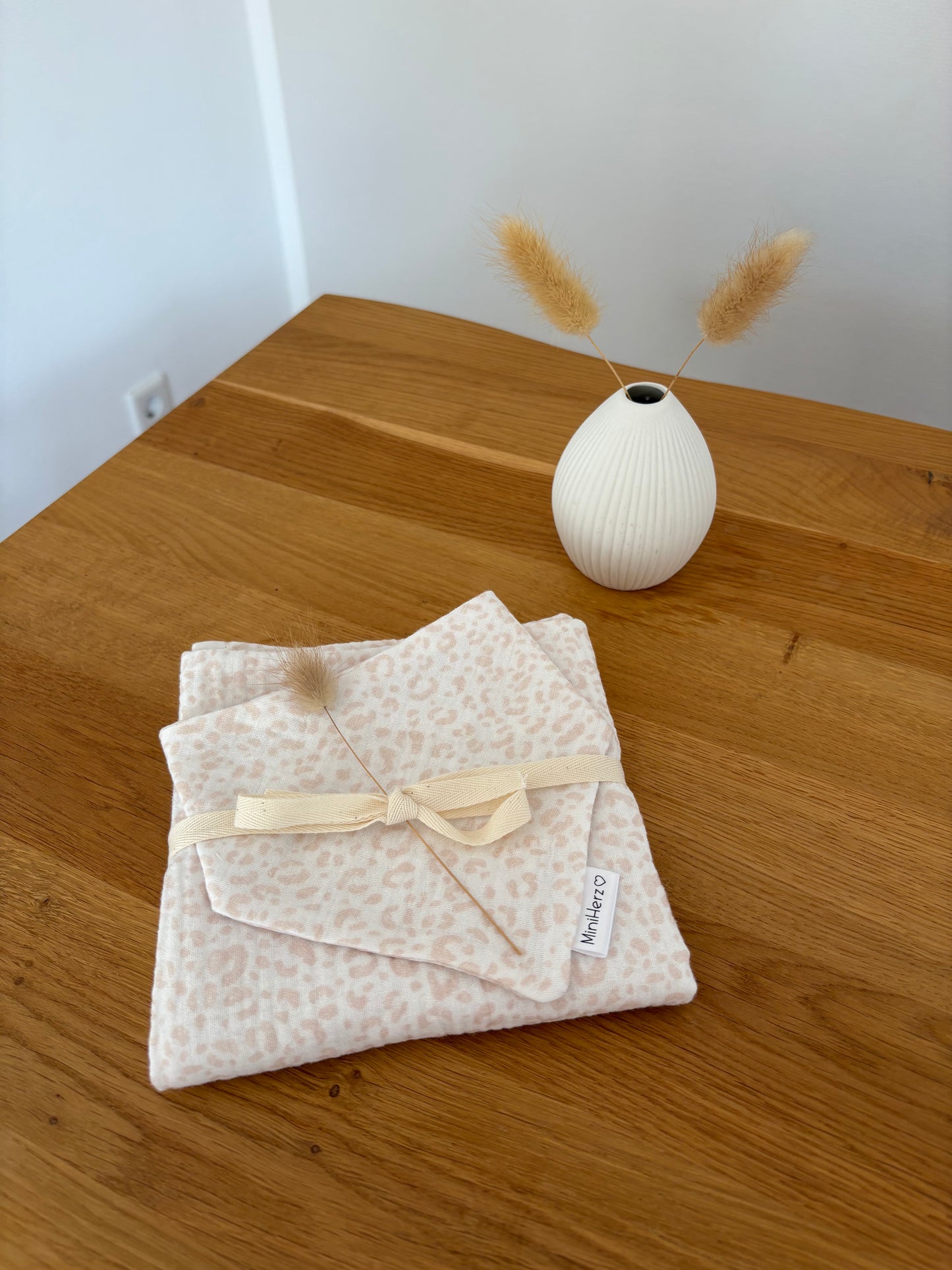 Mit Liebe gepackt - Set Spucktuch & Lätzchen | Leo Beige | ab Geburt