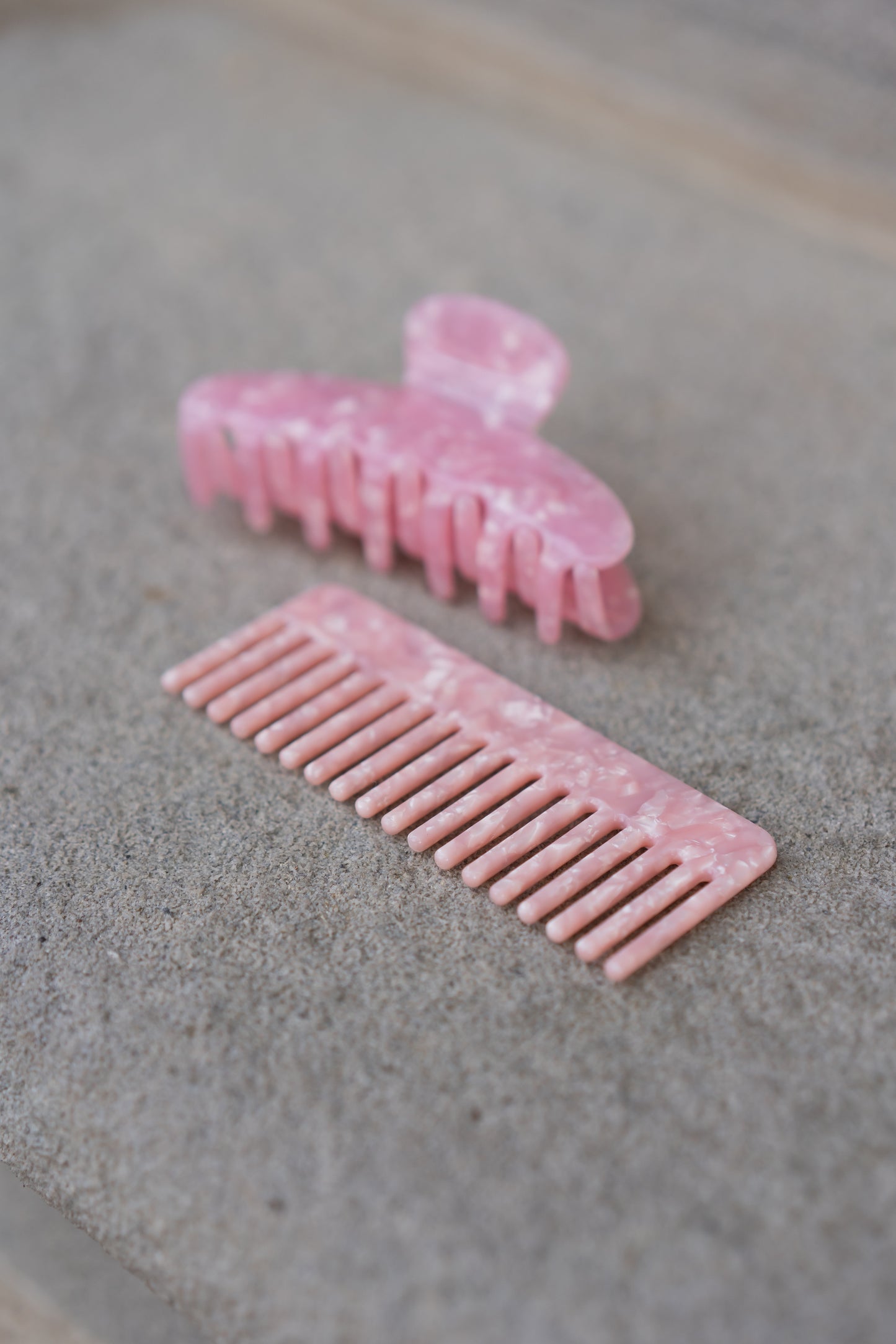 Marmorierter Haarkamm in Rosé | Zart und Stilvoll