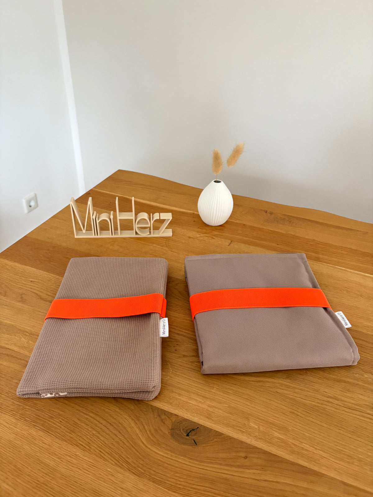 Mit Liebe gepackt -  Set Windeltasche & Wickelunterlage Taupe | Neon-Orange