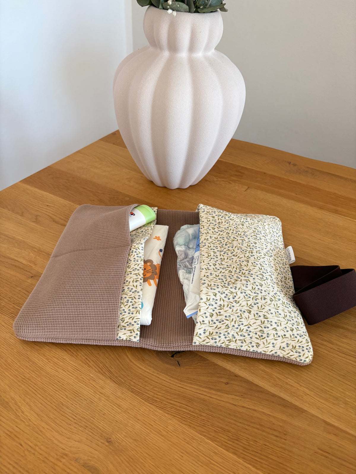 Windeltasche Taupe | Blumenwiese | Dunkelbraun
