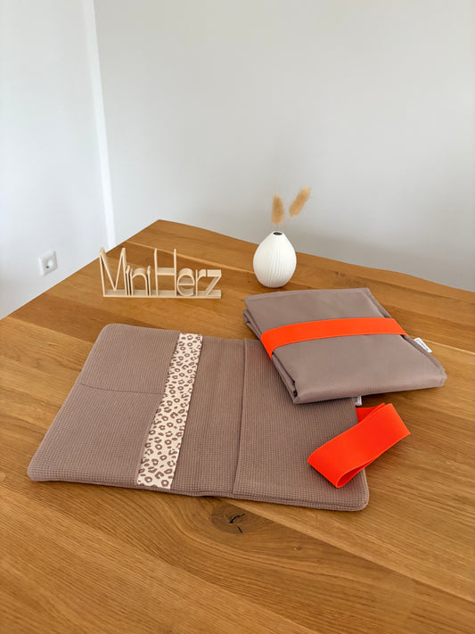 Mit Liebe gepackt -  Set Windeltasche & Wickelunterlage Taupe | Neon-Orange